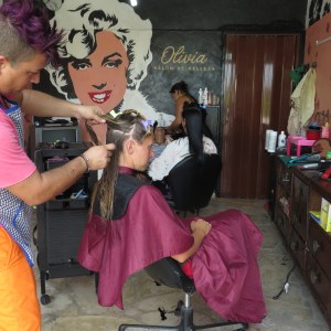 Hos frisøren på hjørnet, som for øvrig trodde jeg ville ha håret mye kortere...