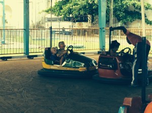 Tivoli og radiobiler uten setebelte.