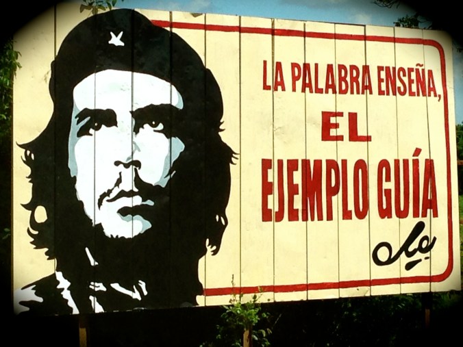 Che Guevara er fortsatt god reklame langs veiene. Foto: Birte Runde